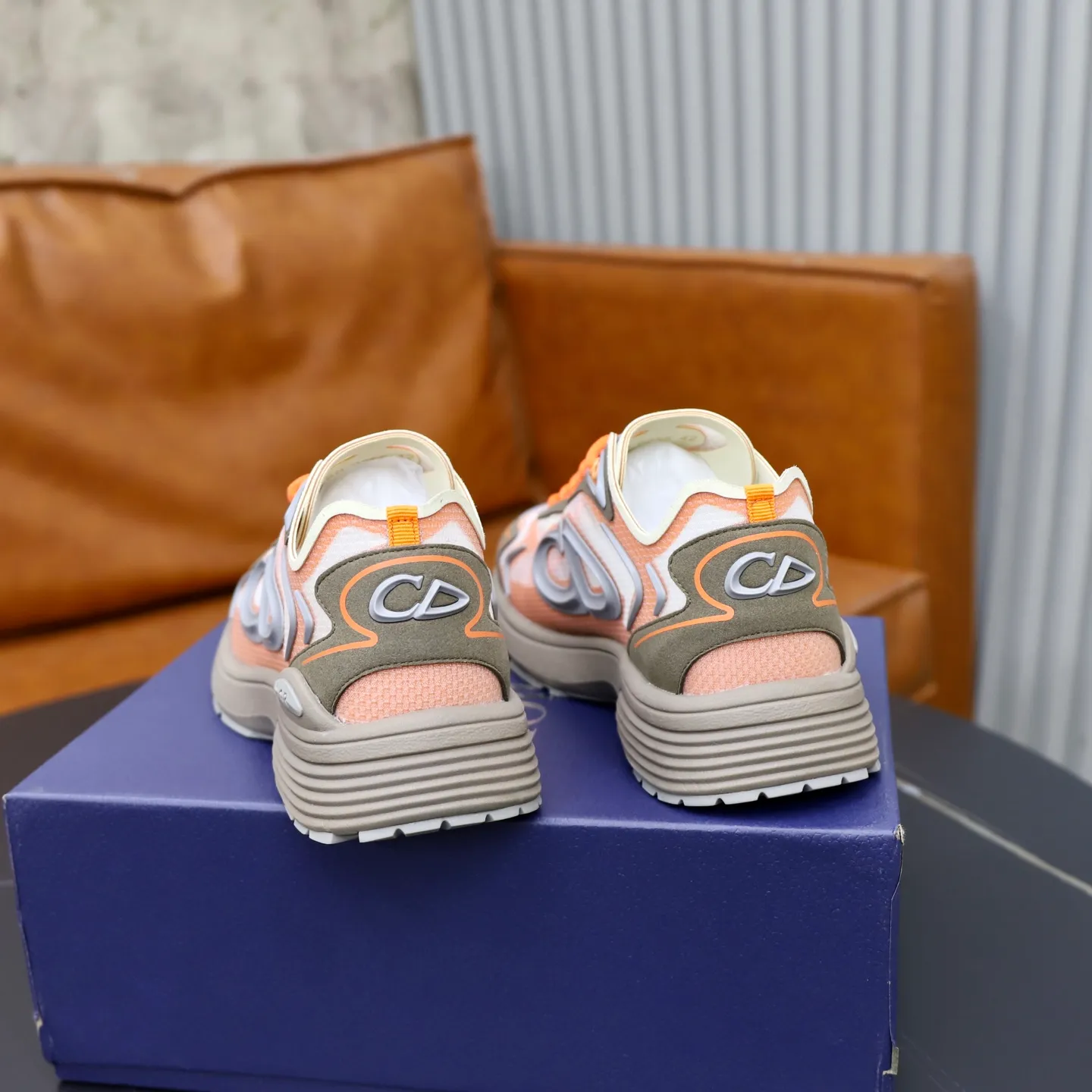 Ex-factory price: 560💰DIOR#B30 COUNTDOWN TECH shoes 1. Inspired by lighter running shoes this season 2. Made of multi-layer transparent nylon upper, futuristic 3. CD30 rubber logo on the tongue/heel to highlight the brand style 4. Equipped with ultra-light foam midsole for the ultimate comfortable wearing experience 5. The entire series uses WELDED (seamless bonding) technology to ensure durability and lightness 6. Full size dopamine color matching, 39-45 (38, 46 customized)